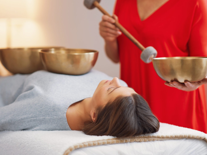 Woman,Having,A,Tibetan,Sound,Bowl,Massage